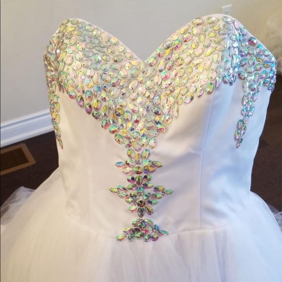 Wedding dress - Picture 2 of 8